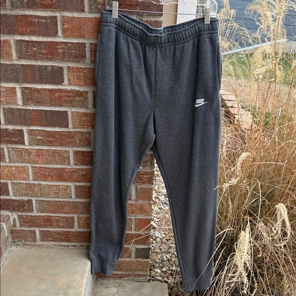 Nike Men’s M Sportswear Club Fleece Jogger pants in Charcoal Gray
